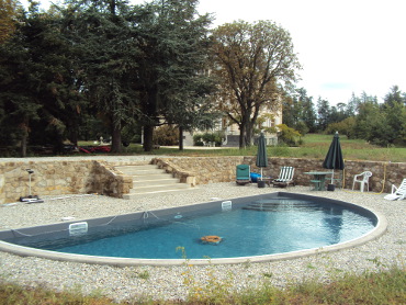 Piscine dans parc paysager